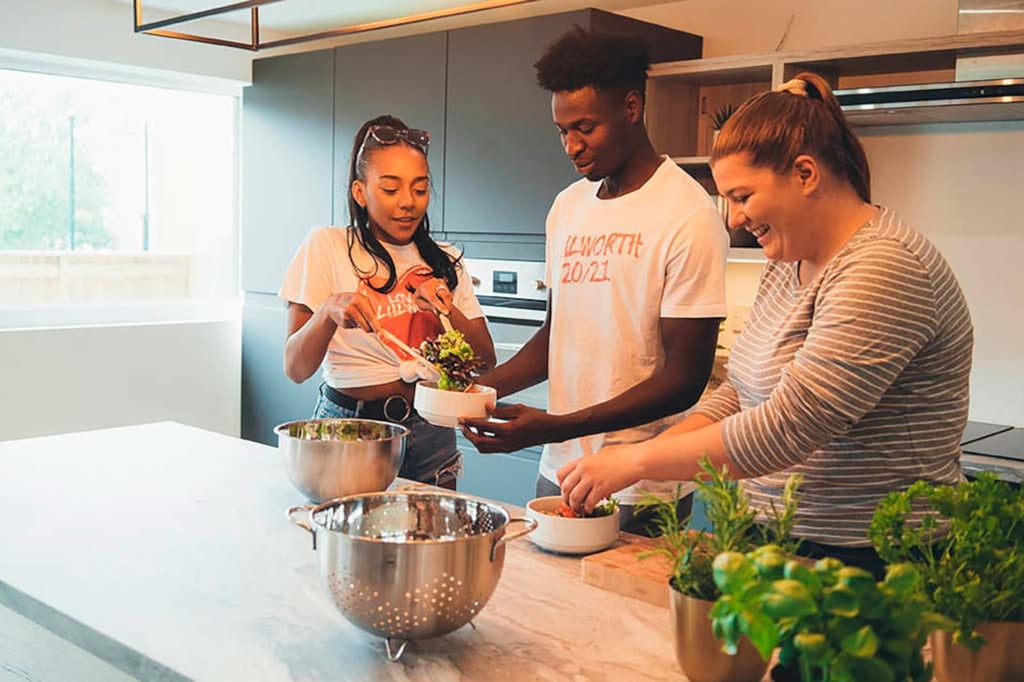 lulworth-student-accommodation-bournemouth-firends-cooking-1