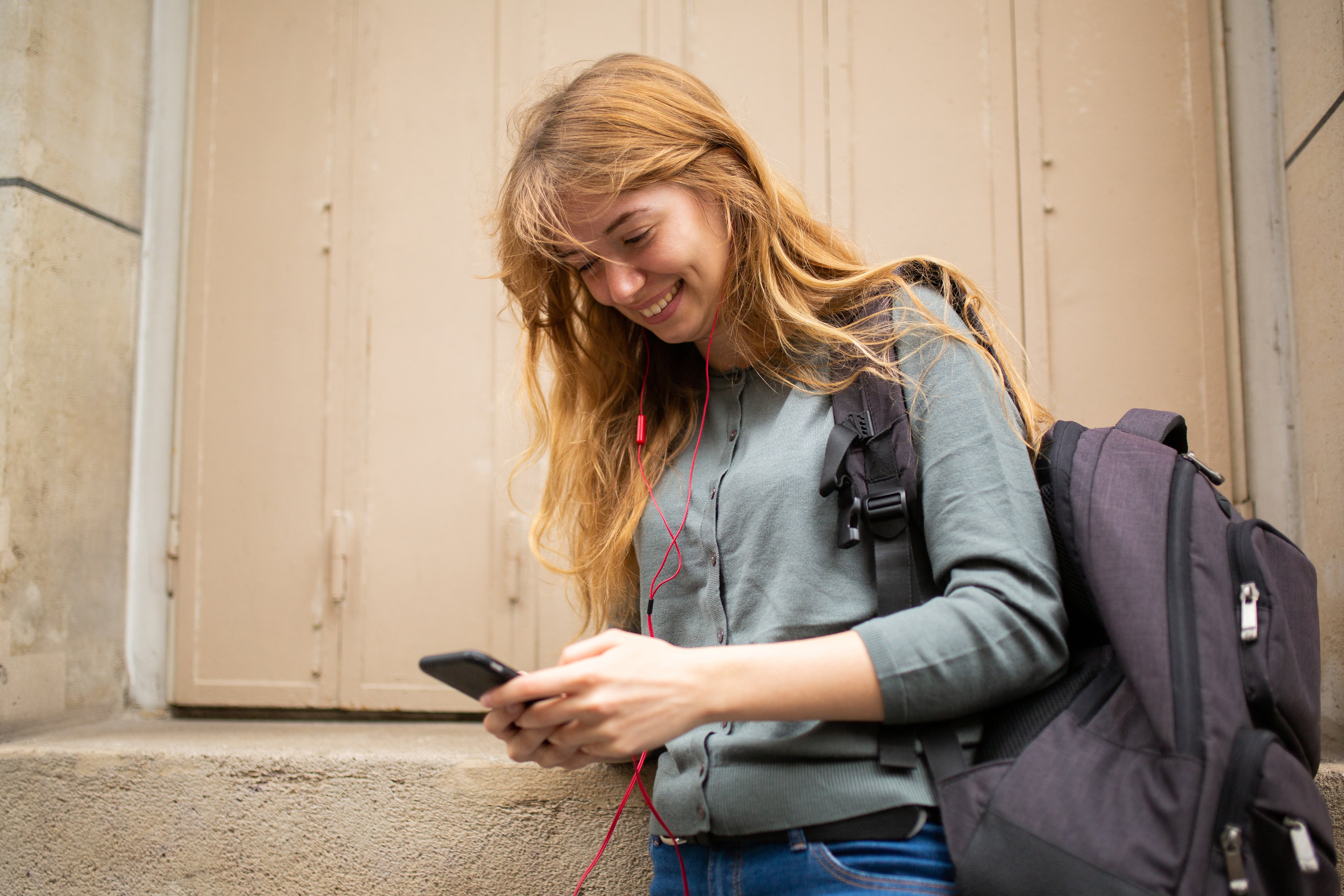 uni student making friends online
