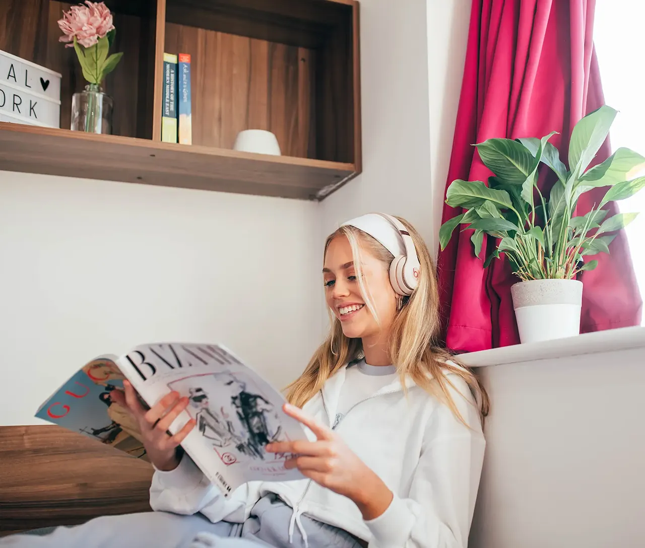lulworth-student-accommodation-student-in-room