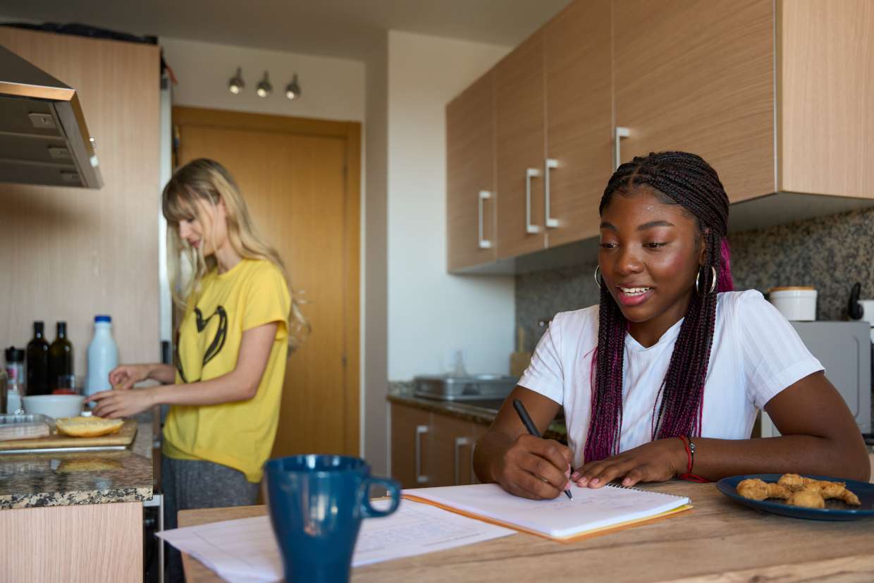 Navigating University Life: How to Safely Find Student Roommates